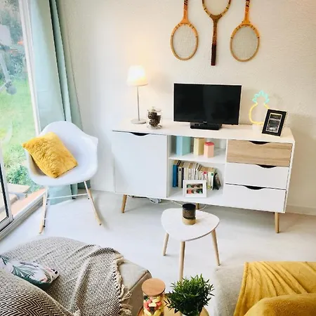 F2 Calme Refait A Neuf A 5mn De La Avec Parking *