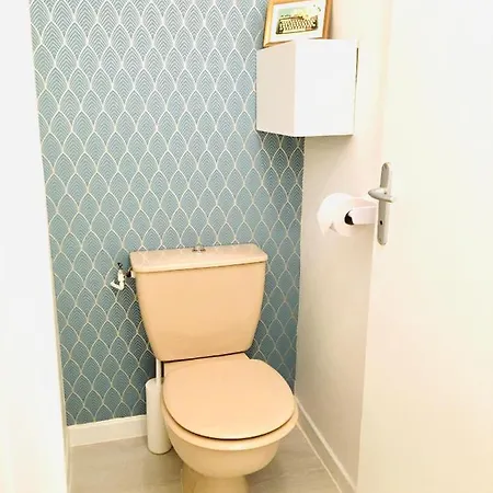 F2 Calme Refait A Neuf A 5mn De La Avec Parking