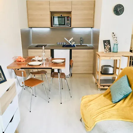 F2 Calme Refait A Neuf A 5mn De La Avec Parking